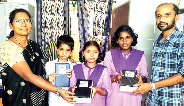 విభిన్న ప్రతిభావంతులకు ట్యాబ్‌లు పంపిణీ