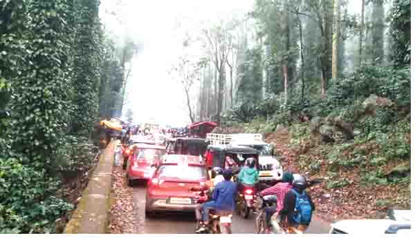 సుంకరమెట్ట రోడ్డులో ట్రాఫిక్‌ జామ్‌