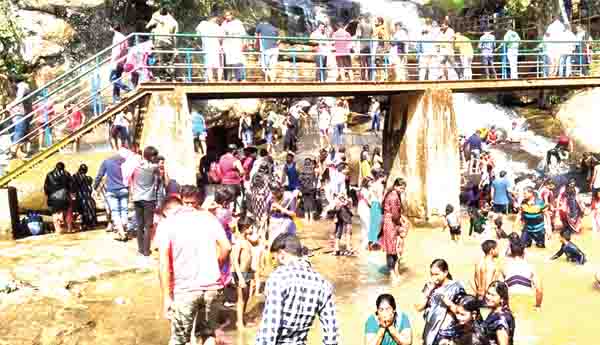 మన్యానికి పర్యాటకుల తాకిడి