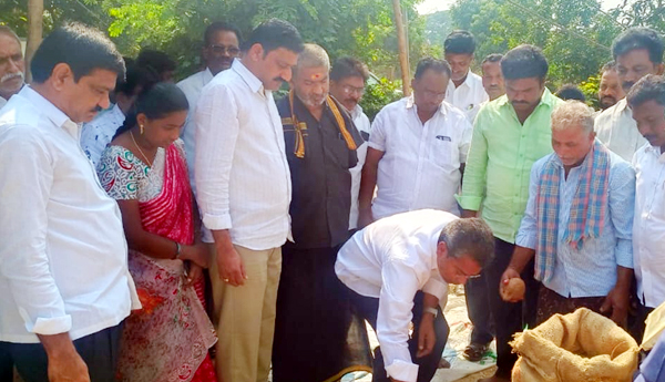 Dont-get-cheated-by-brokers-MLA-Vasantha