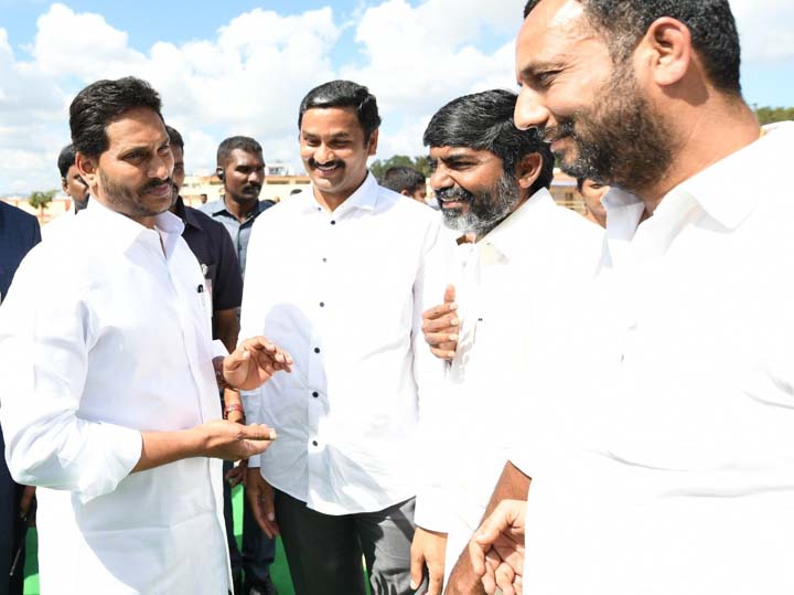 ముఖ్యమంత్రిని కలిసిన 'తూమాటి'