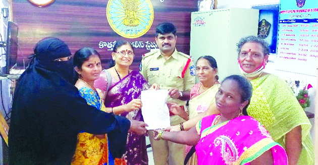 అల్లరి మూకల ఆట కట్టించాలి : ఐద్వా