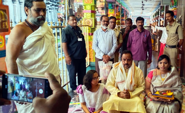 దుర్గమ్మను దర్శించుకున్న హైకోర్టు న్యాయమూర్తి