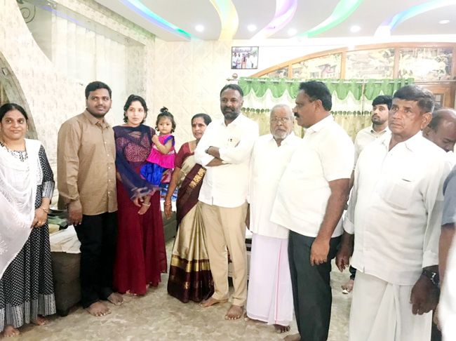 - మాట్లాడుతున్న ఎమ్మెల్యే నవాజ్‌బాషా