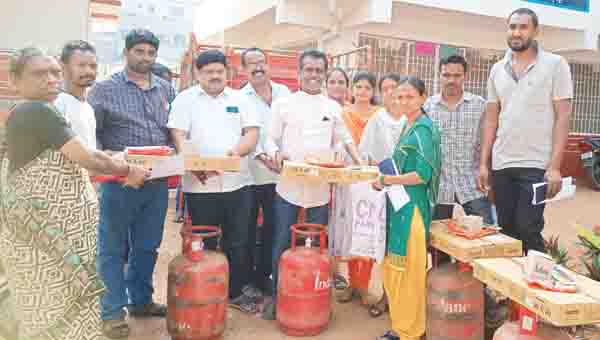 గ్యాస్‌ కనెక్షన్ల పంపిణీ