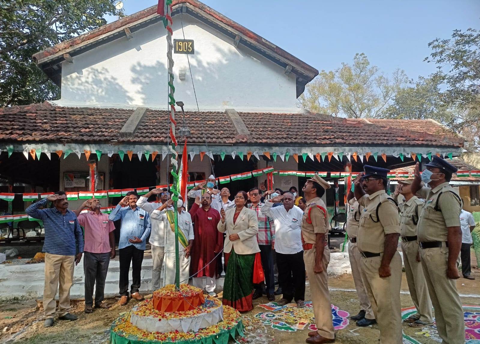  నందలూరు: జాతీయజెండా ఆవిష్కరిస్తున్నజూనియర్‌ సివిల్‌ జడ్జి .కె.లత