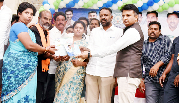 పేదల సంక్షేమమే ప్రభుత్వ ధ్యేయం : కలెక్టర్‌ గిరీష