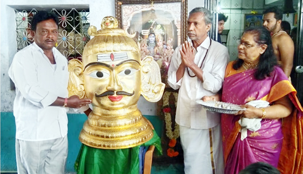 ఆలయానికి అలంకరణ తొడుగు వితరణ