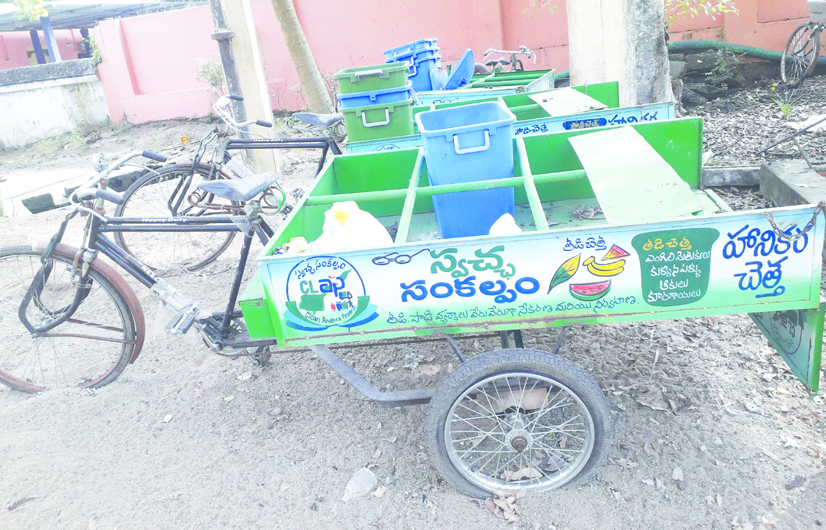 నిరుపయోగంగా చెత్త సేకరణ రిక్షాలు