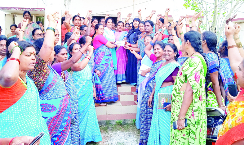 సమస్యలు పరిష్కరించాలని అంగన్వాడీల ఆందోళన