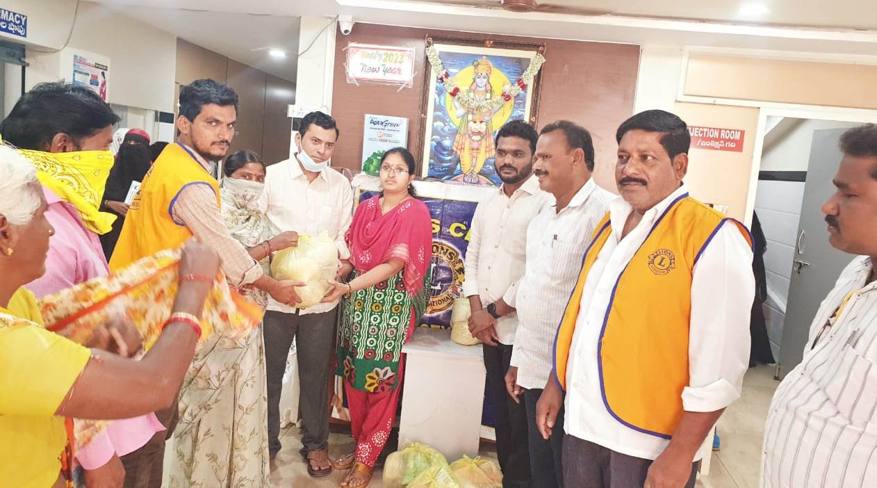 టిబి రోగులకు పౌష్టికాహారం అందిస్తున్న లయన్స్‌ క్లబ్‌ సభ్యులు