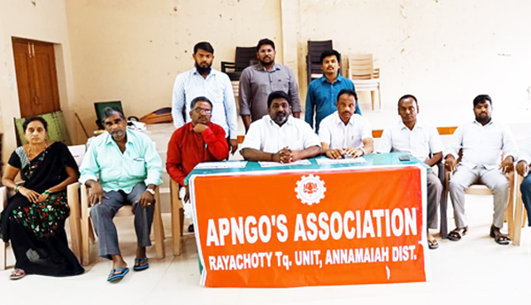 ఉద్యోగుల పెండింగ్‌ డిమాండ్లు తీర్చాలి
