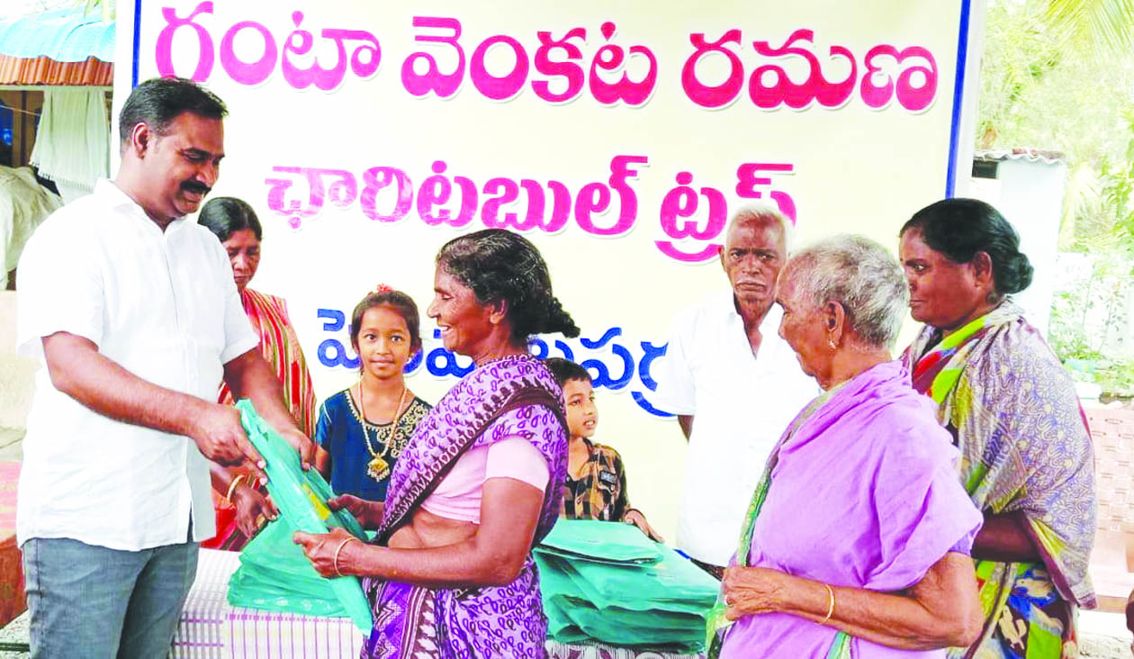 మహిళలకు చీరల పంపిణీ