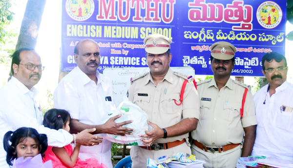 చైతన్య సేవా సంస్థకు విద్యా సామగ్రి వితరణ