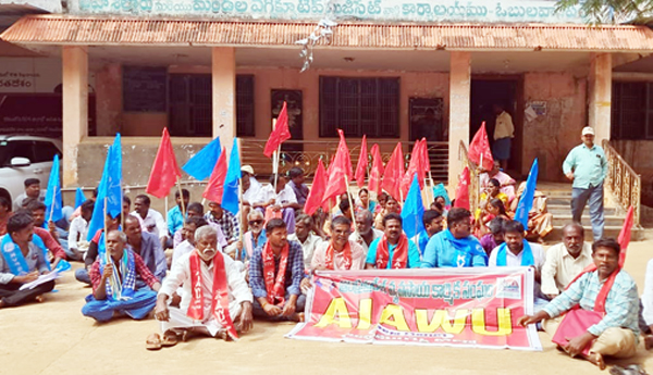 భూ కబ్జాలపై సమగ్ర విచారణ చేపట్టాలి
