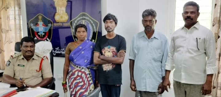 తల్లిదండ్రులకు కుమారుడు అప్పగింత