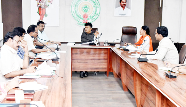 ప్రత్యామ్నాయ భూమి కేటాయించాలి : కలెక్టర్‌