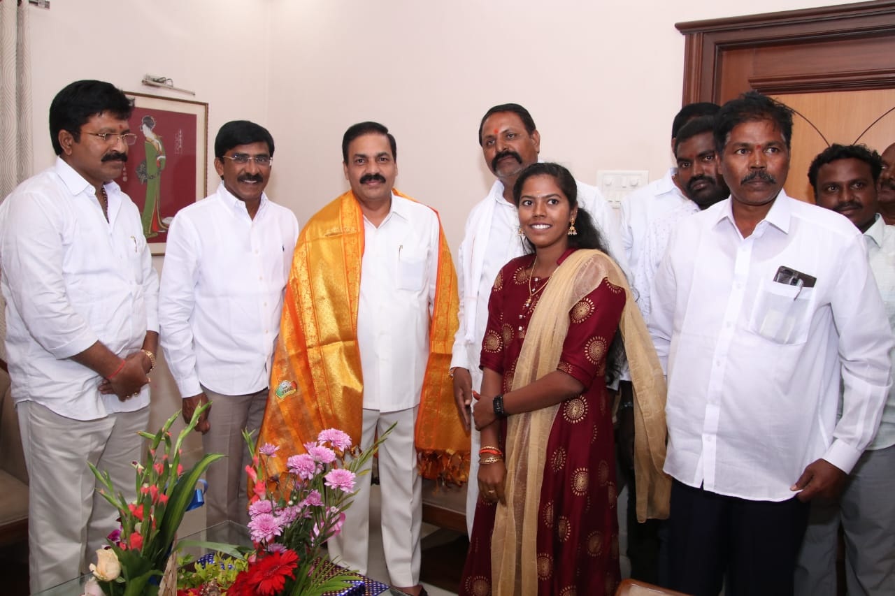 మంత్రిని కలిసిన ఎంపిపి