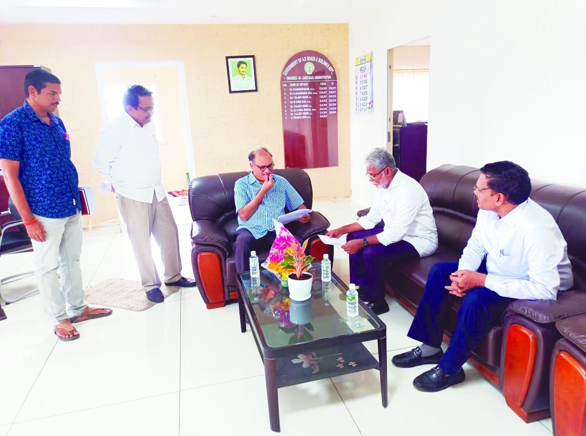 రోడ్ల విస్తరణపై అధికారులను కలిసిన ఎమ్మెల్యే