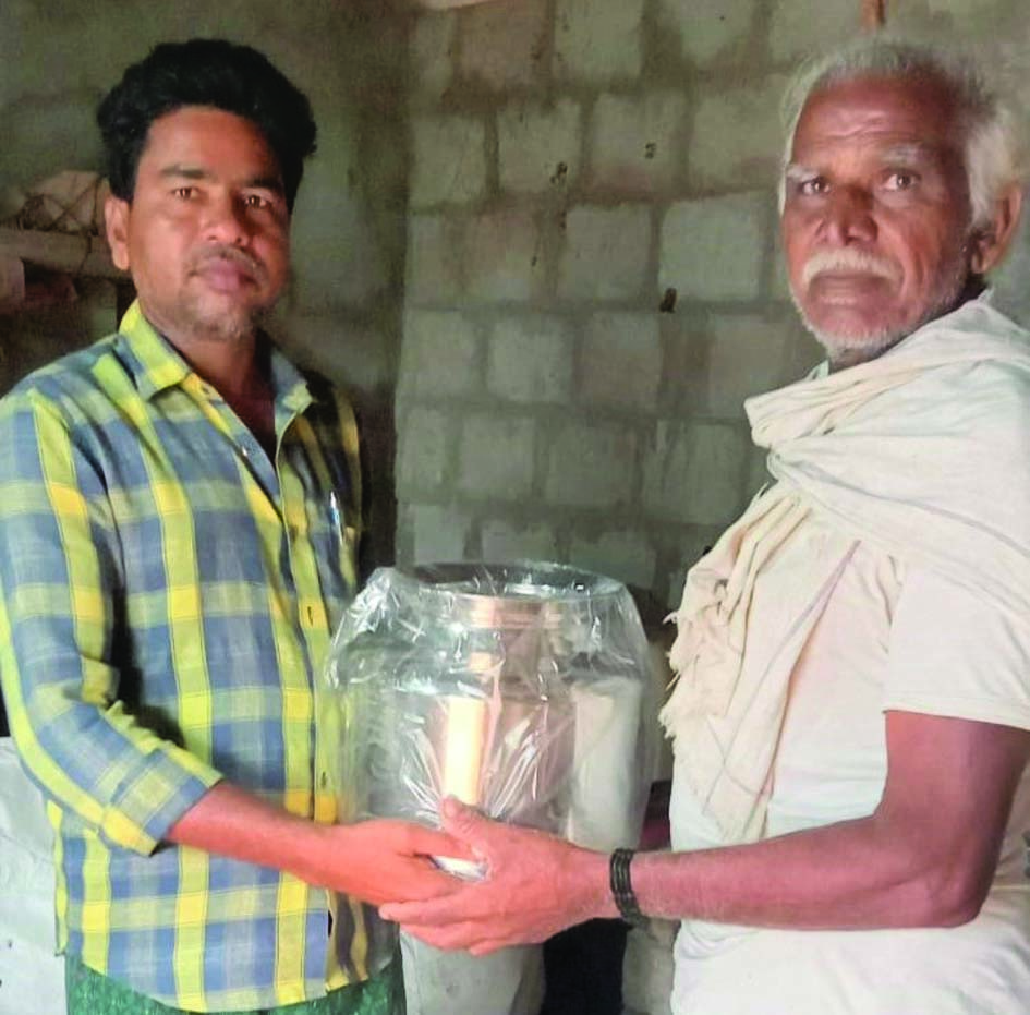 బిందెలు పంపిణీ
