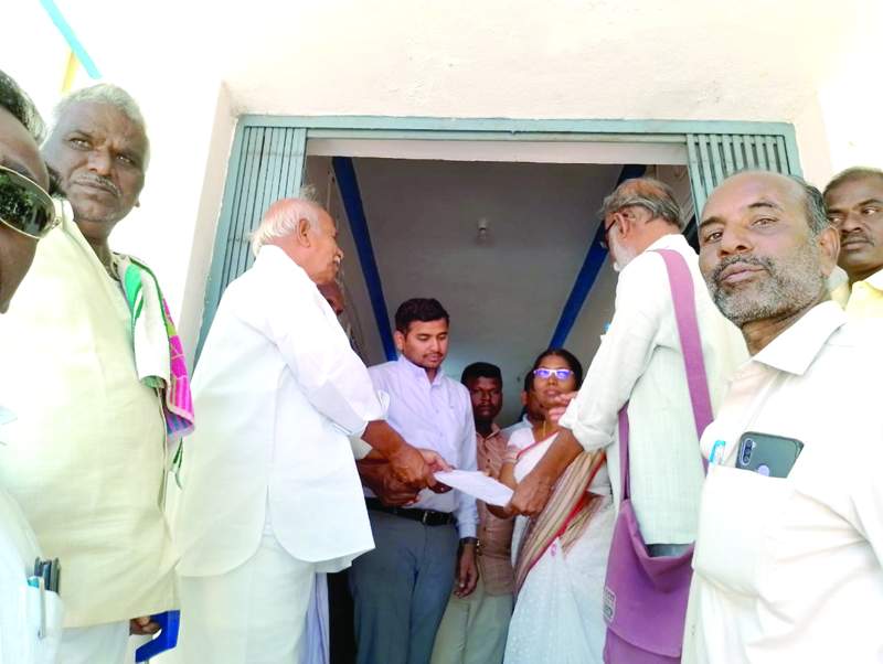   రైతులతో కలిసి తహశీల్దార్‌కు వినతిపత్రం అందజేస్తున్న ఎపి రైతు సంఘం జిల్లా అధ్యక్షులు జంగాలపల్లి పెద్దన్న