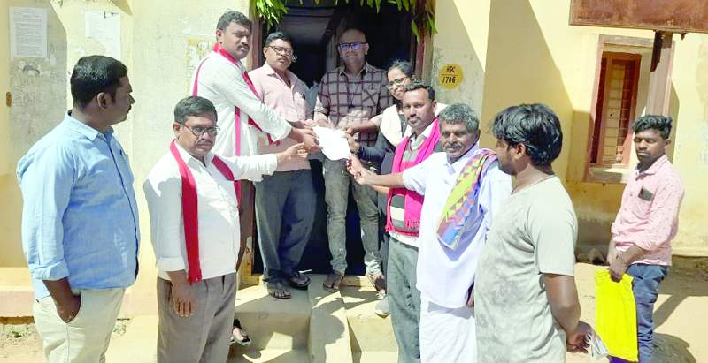  వినతిపత్రం అందజేస్తున్న సిపిఎం నాయకులు