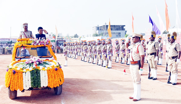 గౌరవందనం స్వీకరిస్తున్న కలెక్టర్‌ గిరీష