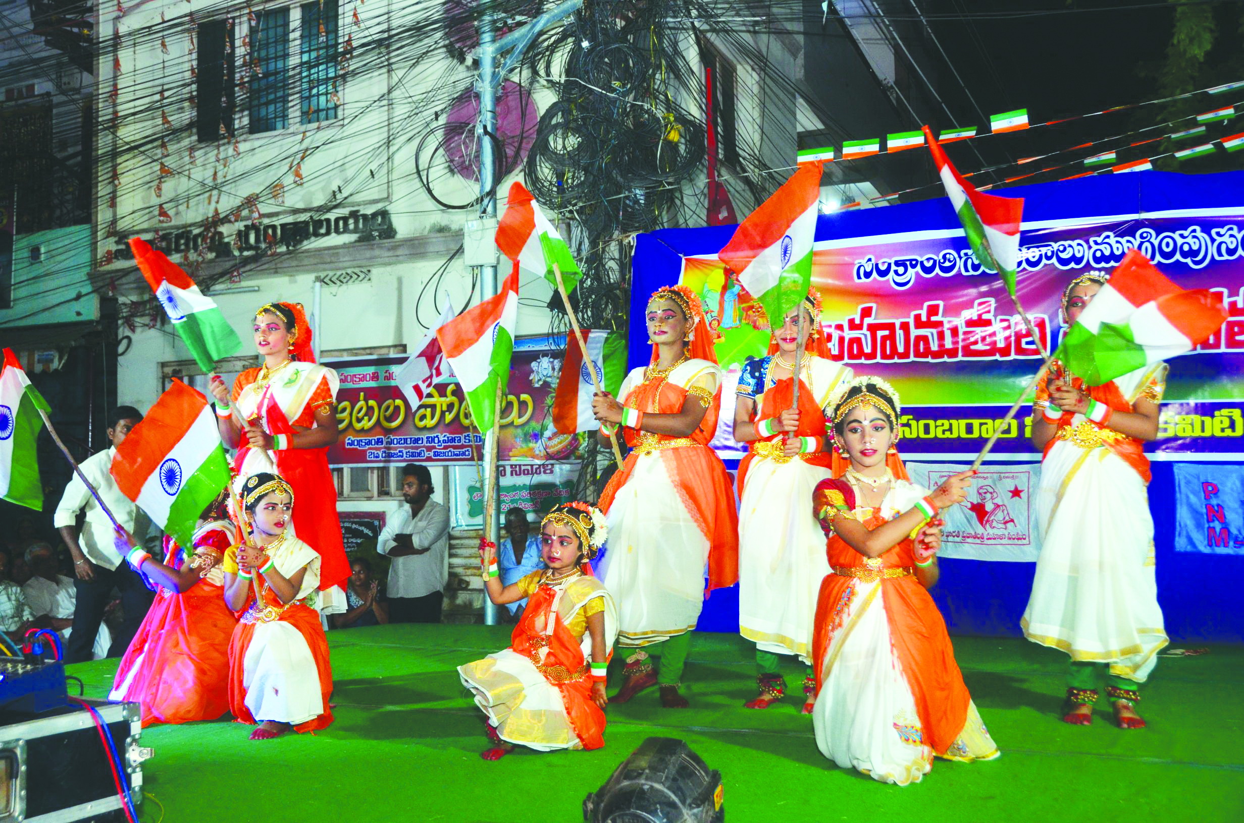 సంక్రాంతి విజేతలకు బహుమతులు