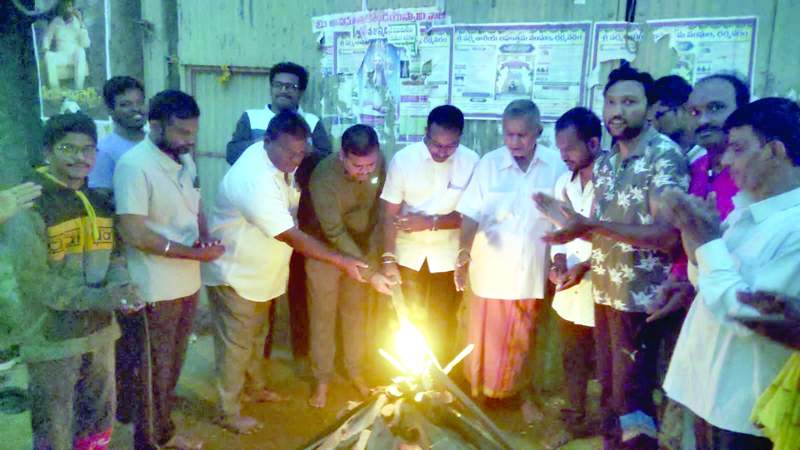    ధర్మవరంలో భోగిమంటలు వేసుకుంటున్న దృశ్యం