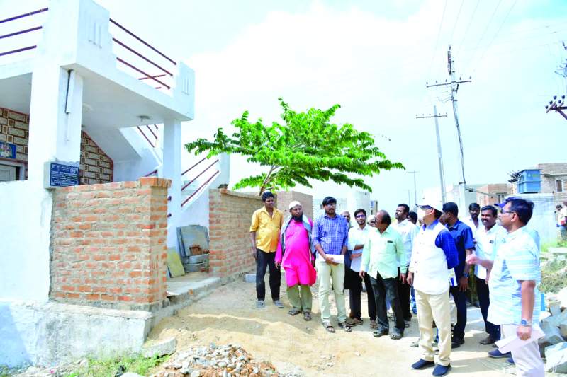     ఇళ్ల నిర్మాణాలను పరిశీలిస్తున్న కలెక్టర్‌ బసంత్‌కుమార్‌