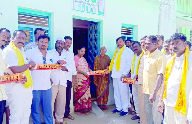 ప్రజలకు ప్రభుత్వ వైఫల్యాలను వివరిస్తున్న పార్థసారధి