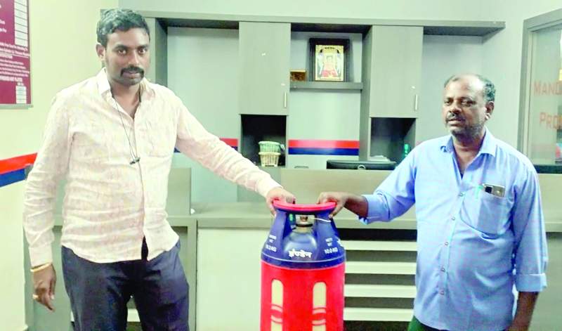  సిలిండర్ల గురించి వివరిస్తున్న నిర్వాహకులు మనోజ్‌