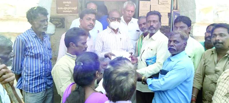    డిప్యూటీ తహశీల్దార్‌కు వినతిపత్రం ఇస్తున్న కెవిపిఎస్‌ నాయకులు