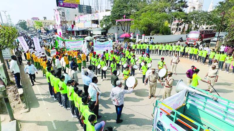   హిందూపురంలో విద్యార్థులతో కలిసి ర్యాలీ నిర్వహిస్తున్న రవాణా శాఖ అధికారులు