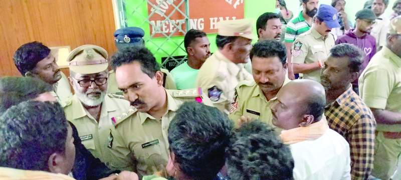    ఆందోళనకారులతో చర్చిస్తున్న పోలీసులు