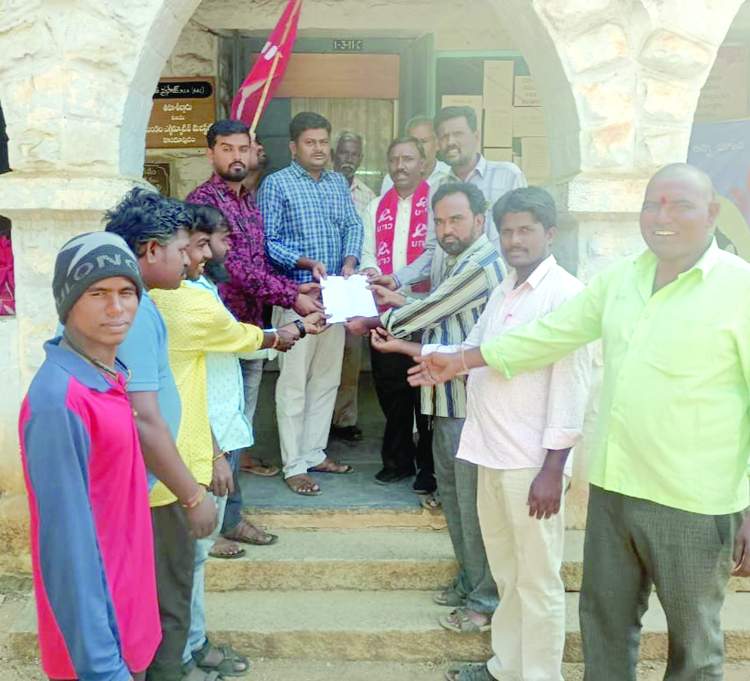   తహశీల్దార్‌కు వినతిపత్రం సమర్పిస్తున్న సిఐటియు నాయకులు