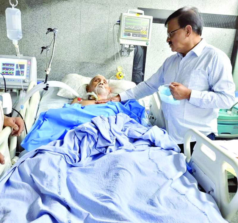 వైద్య సేవలు పొందుతున్న తండ్రితో ఎమ్మెల్సీ