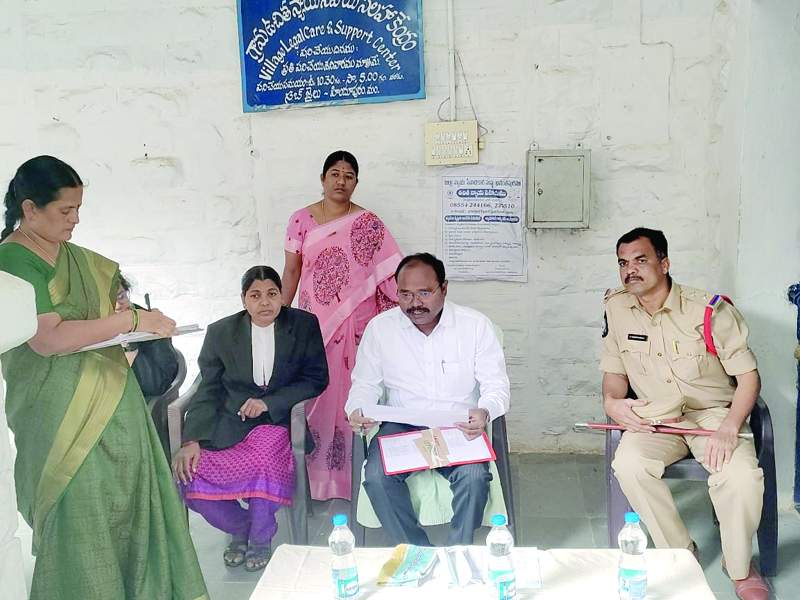  ఖైదీలతో మాట్లాడుతున్న జిల్లా న్యాయ సేవా అధికారి సంస్థ కార్యదర్శి జి. దీనబాబు