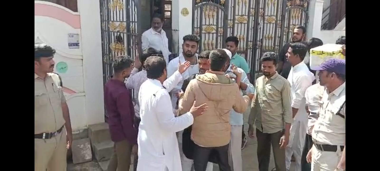 'పురం'లో కొట్టుకున్న కౌన్సిలర్లు