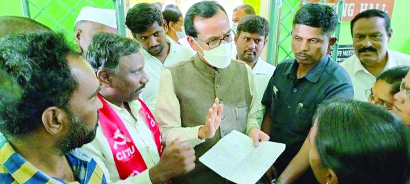  సమస్యను కలెక్టర్‌కు వివరిస్తున్న సిఐటియు నాయకులు