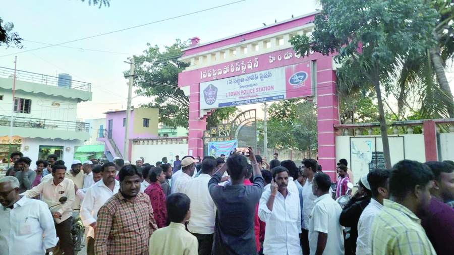   స్టేషన్‌ బయట గుమికూడిన వైసిపి నాయకులు