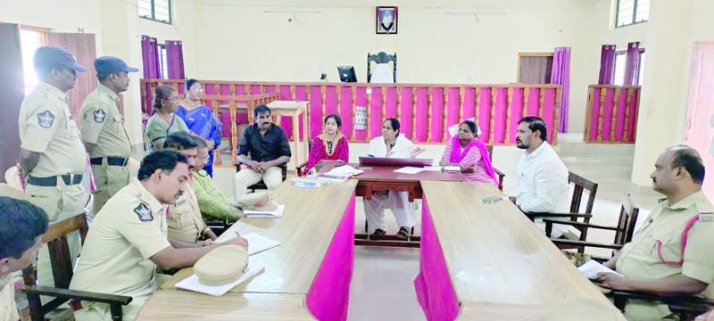  పోలీస్‌ అధికారులతో సమావేశం నిర్వహిస్తున్న న్యాయమూర్తులు