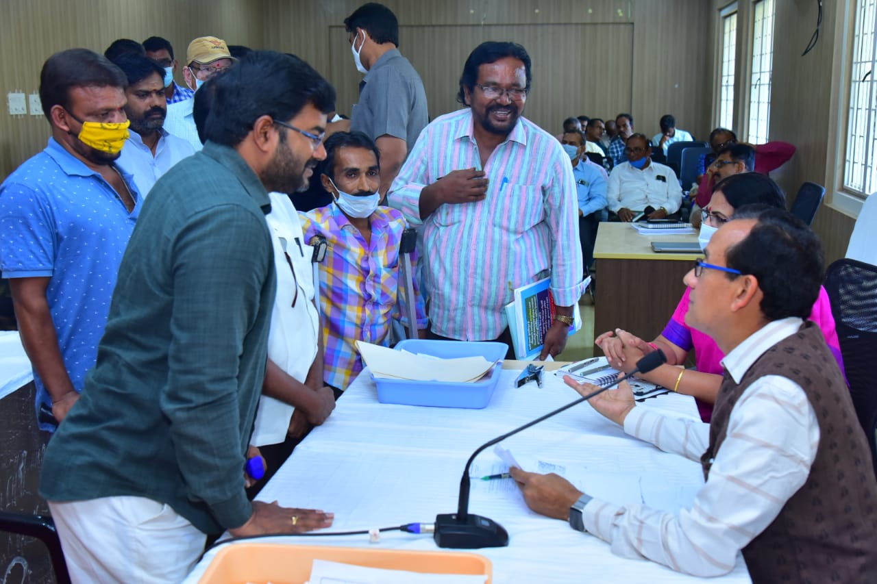 నిర్మాణ పనులను వేగవంతం చేయండి : కలెక్టర్‌