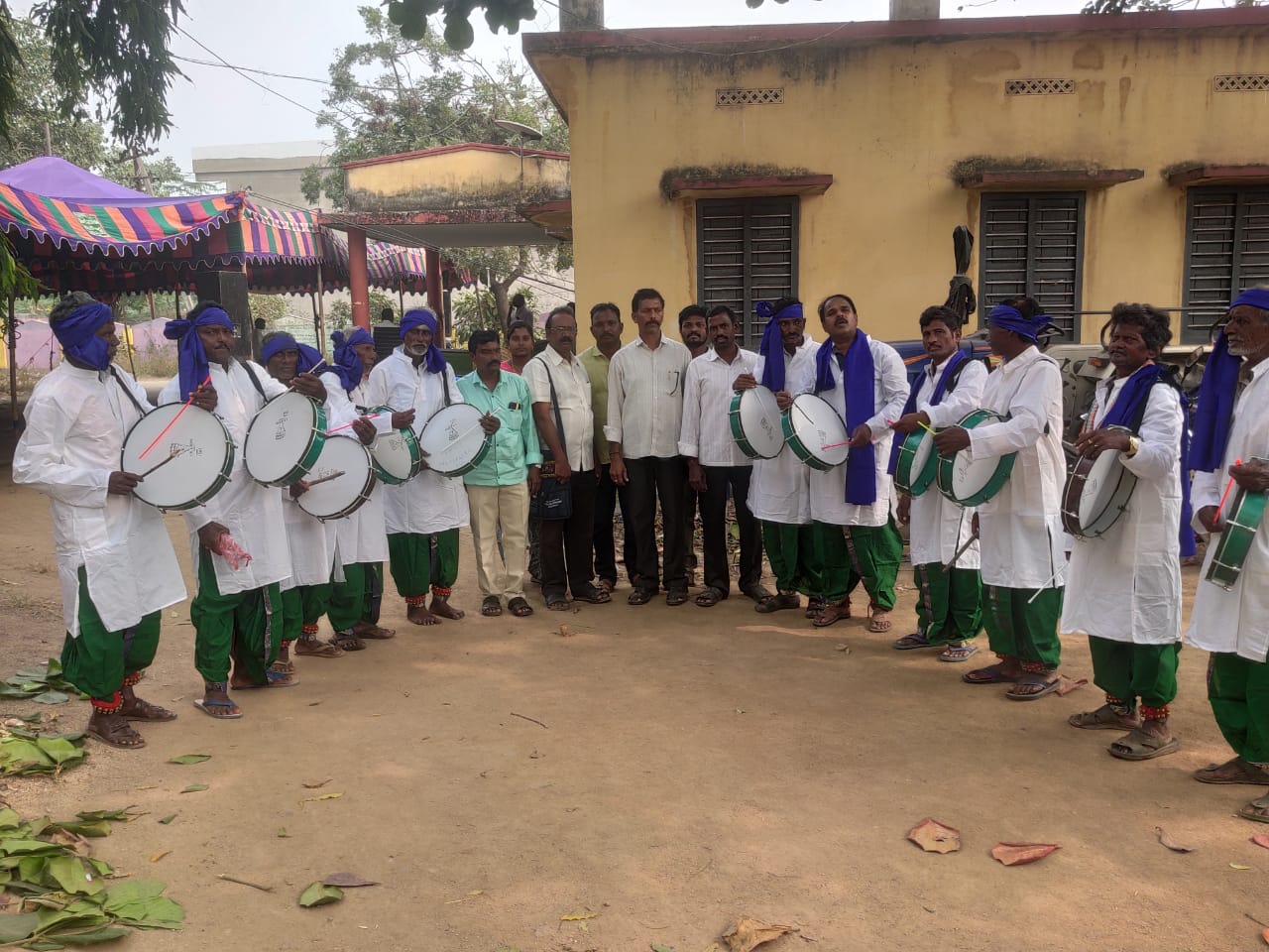 డప్పు కళాకారులకు గజ్జలు, డ్రస్సులు పంపిణీ