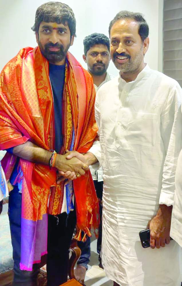   కందికుంటతో కరచాలనం చేస్తున్న గోపీచంద్‌