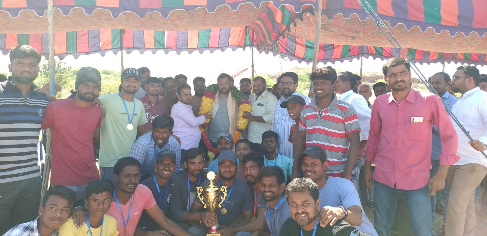 బహుమతులు అందజేస్తున్న ప్రసాద్‌ బాబు
