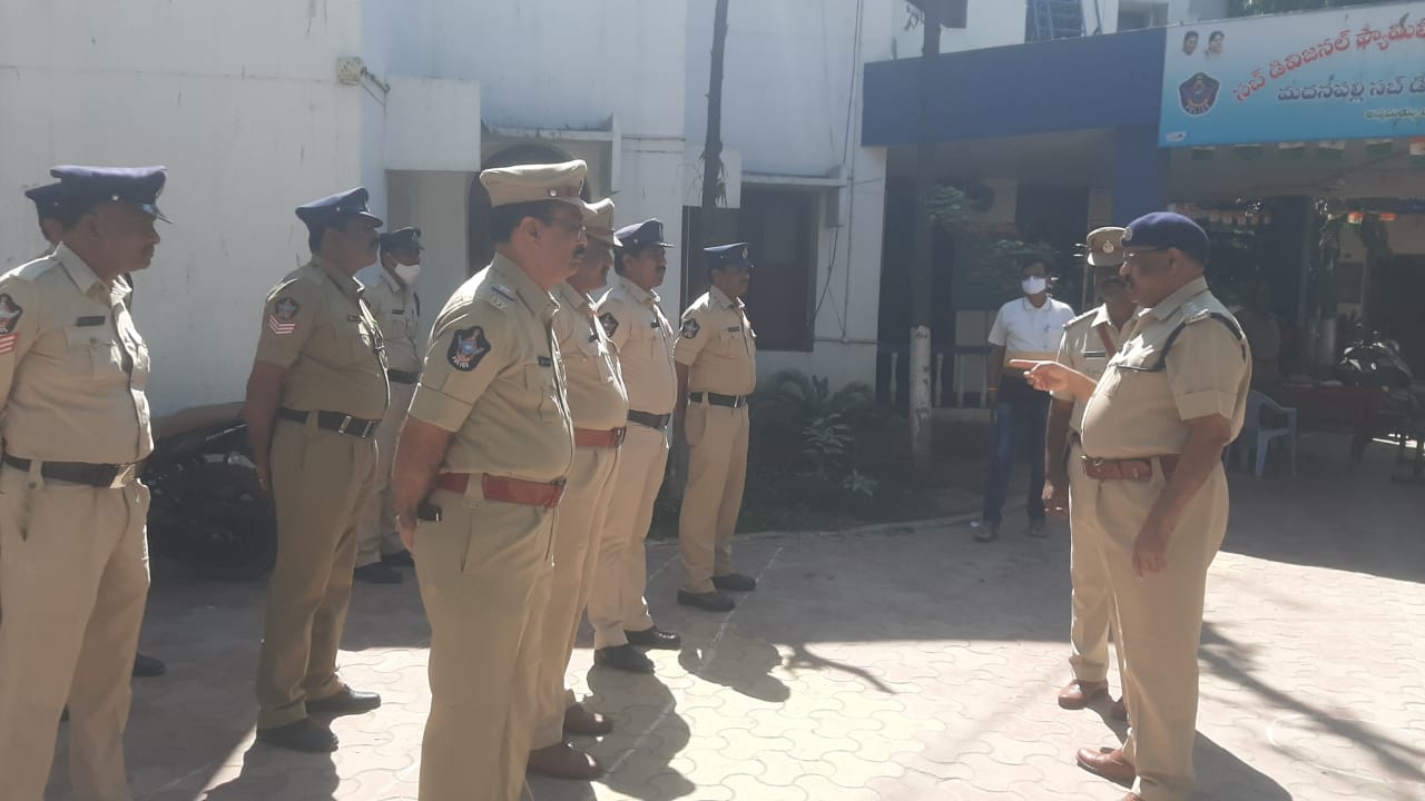 టూటౌన్‌ పోలీస్‌ స్టేషన్ను సిబ్బంది తో మాట్లాడుతున్న డిఎస్‌పి కేశప్ప