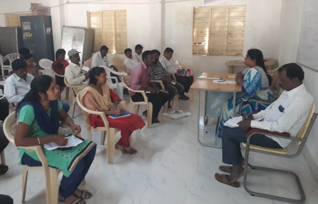 సిబ్బందితో మాట్లాడుతున్న ఎపిఒ మాధవి