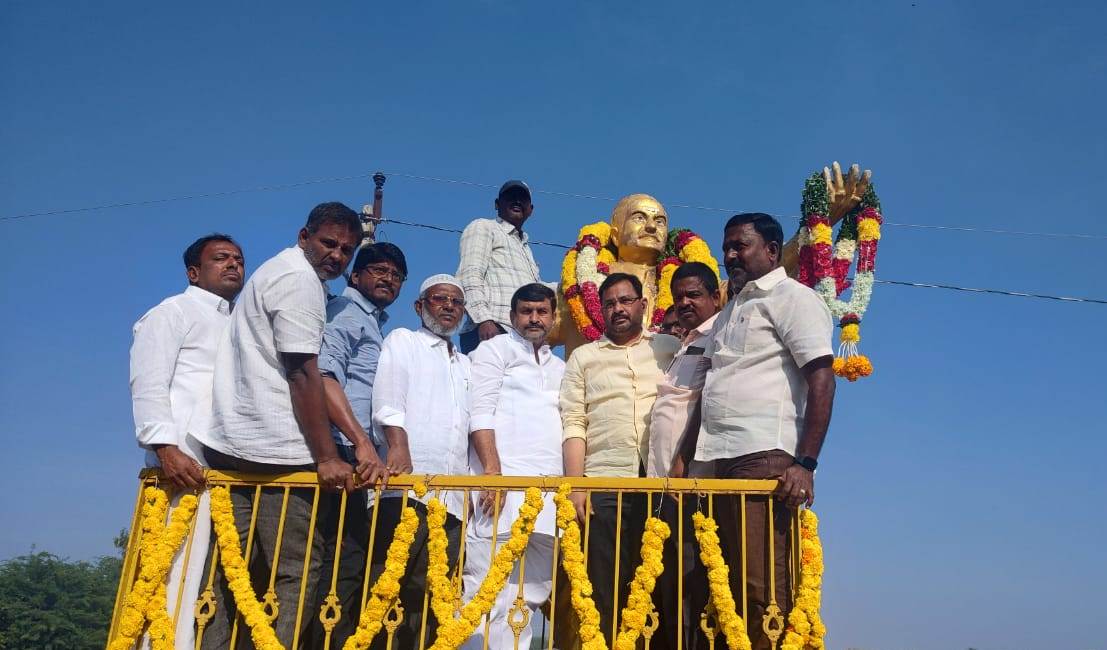 ఎన్‌టిఆర్‌ విగ్రహానికి నివాళి అర్పిస్తున్న టిడిపి నాయకులు