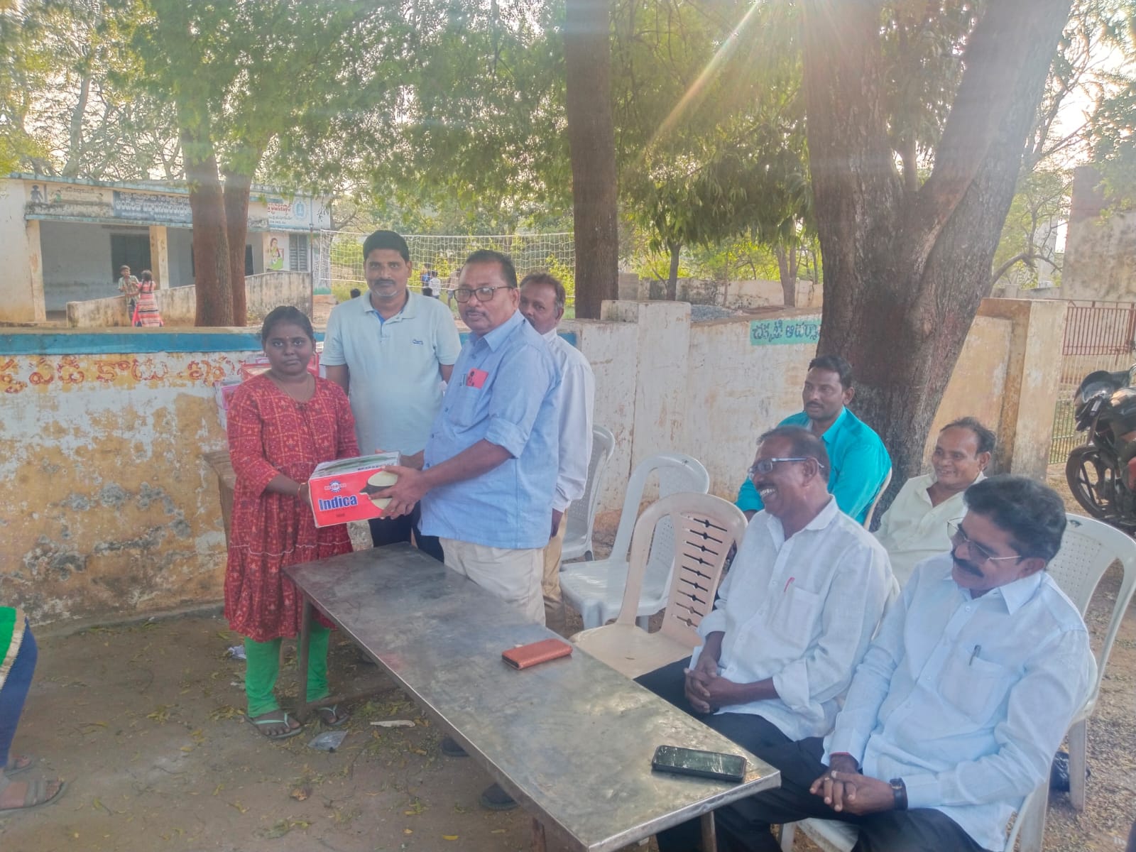 విజేతలకు బహుమతులు ప్రదానం
